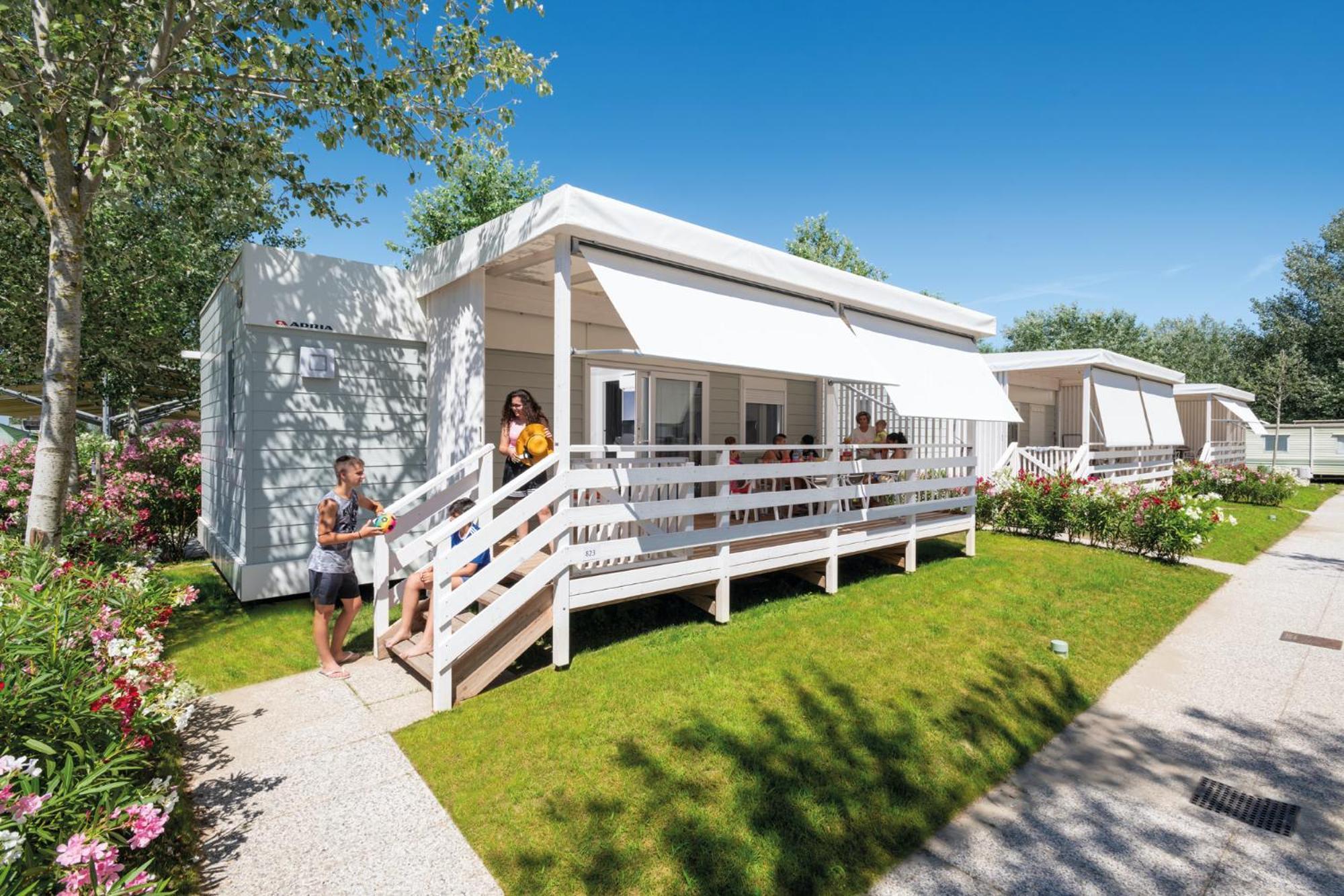 Premium Three-Bedroom Mobile Home – Garden view
